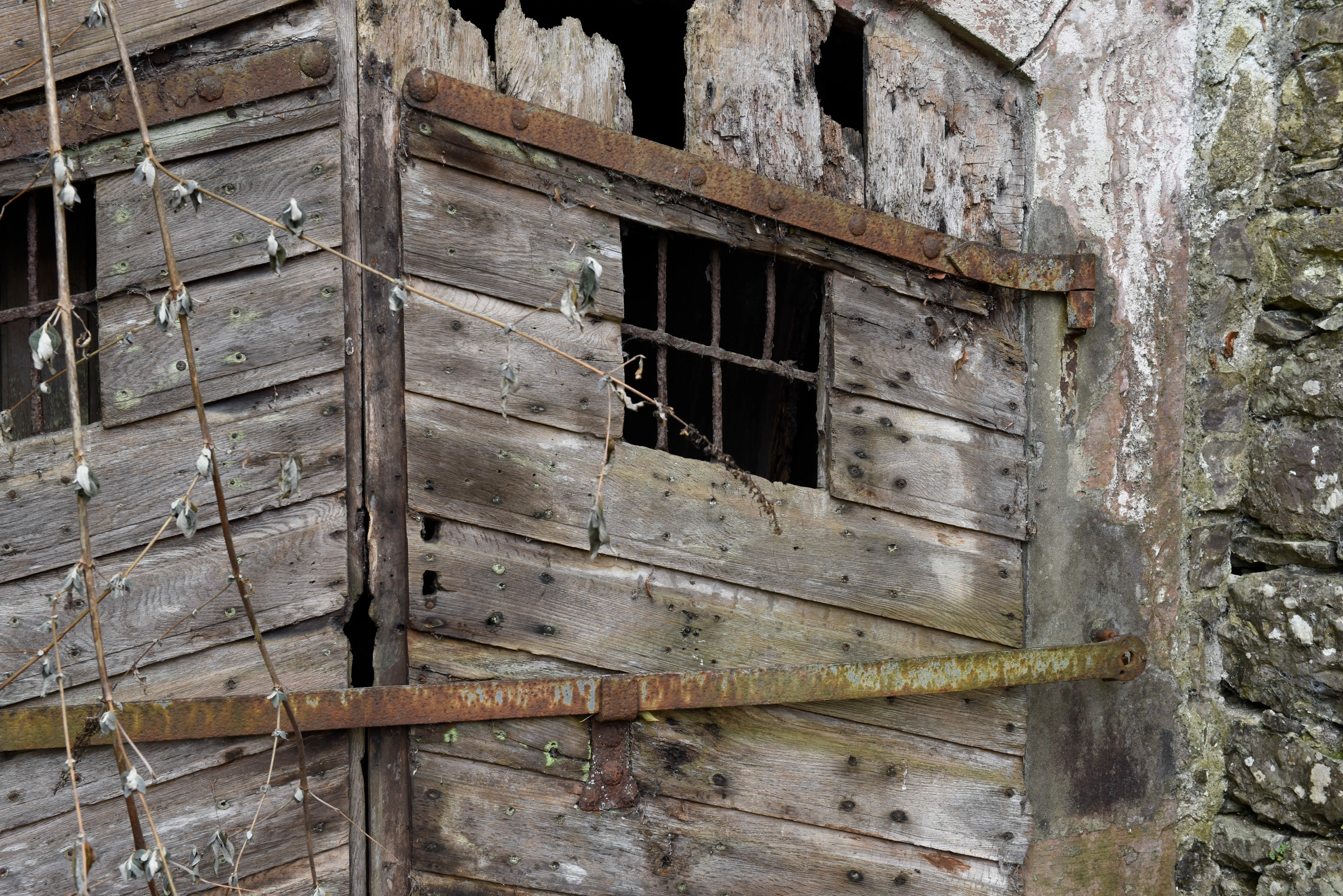 How a bunker can have a fainting 80 % wooden 20 % metal door?